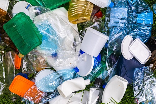EU thông qua dự luật mới giảm rác thải bao bì,  cấm đồ nhựa dùng một lần